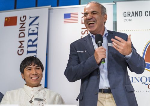 Wesley So is sharing jokes with former world champion Garry Kasparov at the awarding ceremony of Sinquefield Cup 2016.